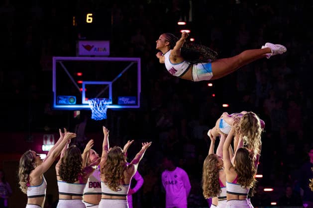 Das Baskets Danceteam mit einer Wurf-Akrobatik vor dem Spiel, eine Taenzerin im Flug, Endstand 94:82, Basketball 1.Bundesliga Telekom Baskets Bonn-MLP ACADEMICS Heidelberg BON vs HDB Hauptrunde 27. Spieltag, im T E L E K O M D O M E, am 02.04.2026, Â