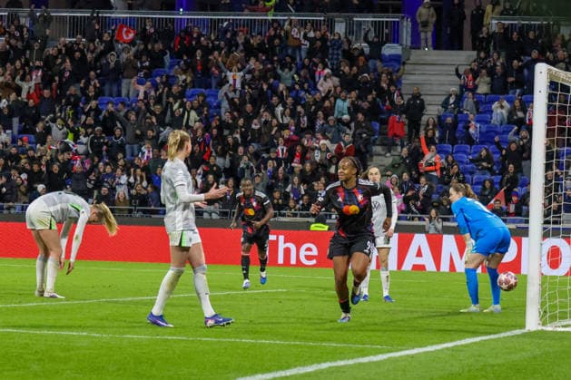 Lyon, Frankreich: 02. April 2026 - UEFA Women™s Champions League - Viertelfinale - Rückspiel - OL Lyonnes vs. VfL Wolfsburg Frauen Im Bild: Torschützin Marie-Antoinette Katoto (OL Lyonnes), von rechts die Zweite im Bild, macht das Tor zum 2:0 für Lyon und jubelt, was aber nach VAR Check nicht zählt Copyright: HMBxMedia MadeleinexFantini
