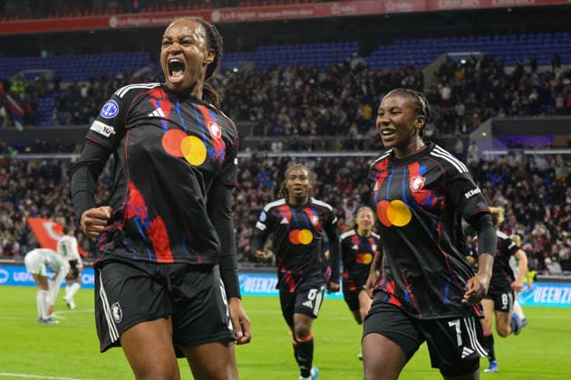 Lyon, Frankreich: 02. April 2026 - UEFA Women™s Champions League - Viertelfinale - Rückspiel - OL Lyonnes vs. VfL Wolfsburg Frauen Im Bild: v.li. Torschützin Marie-Antoinette Katoto (OL Lyonnes) macht das Tor zum 2:0 für Lyon und jubelt mit Vicki Becho (OL Lyonnes), was aber nach VAR Check nicht zählt Copyright: HMBxMedia MadeleinexFantini