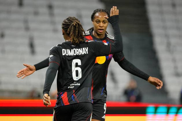 Lyon, Frankreich: 02. April 2026 - UEFA Women™s Champions League - Viertelfinale - Rückspiel - OL Lyonnes vs. VfL Wolfsburg Frauen Im Bild: v.li. Torschützin Marie-Antoinette Katoto (OL Lyonnes) macht das Tor zum 2:0 für Lyon und klatscht sich mit Melchie Dumornay (OL Lyonnes) ab, was aber nach VAR Check nicht zählt Copyright: HMBxMedia MadeleinexFantini