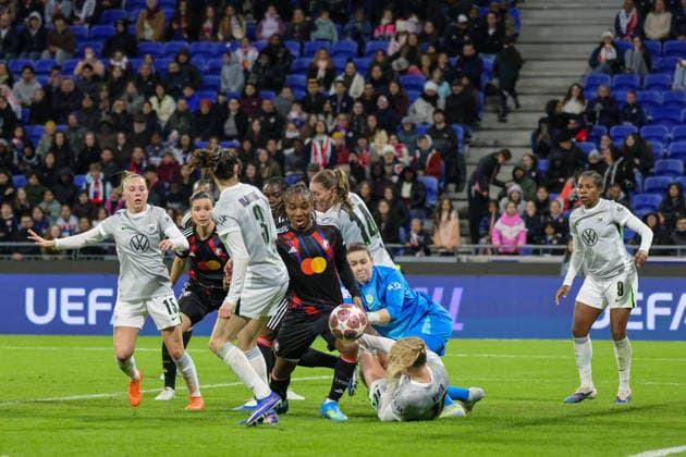 Lyon, Frankreich: 02. April 2026 - UEFA Women™s Champions League - Viertelfinale - Rückspiel - OL Lyonnes vs. VfL Wolfsburg Frauen Im Bild: v.li. die Vierte Torschützin Melchie Dumornay (OL Lyonnes) macht das Tor zum 2:0 für Lyon nach einem Eckball Copyright: HMBxMedia MadeleinexFantini