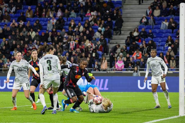 Lyon, Frankreich: 02. April 2026 - UEFA Women™s Champions League - Viertelfinale - Rückspiel - OL Lyonnes vs. VfL Wolfsburg Frauen Im Bild: Torschützin Melchie Dumornay (OL Lyonnes), von rechts die Dritte, macht das Tor zum 2:0 für Lyon nach einem Eckball Copyright: HMBxMedia MadeleinexFantini