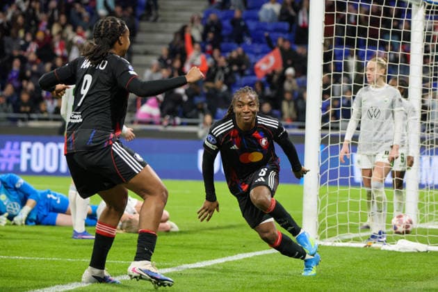 Lyon, Frankreich: 02. April 2026 - UEFA Women™s Champions League - Viertelfinale - Rückspiel - OL Lyonnes vs. VfL Wolfsburg Frauen Im Bild: v.li. die Zweite Torschützin Melchie Dumornay (OL Lyonnes) macht das Tor zum 2:0 für Lyon und jubelt mit Marie-Antoinette Katoto (OL Lyonnes) Copyright: HMBxMedia MadeleinexFantini