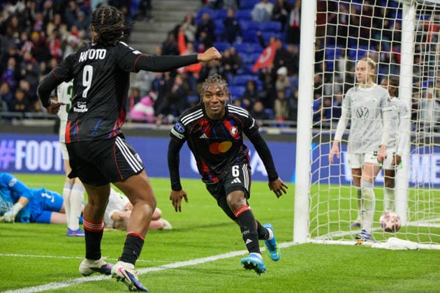 Lyon, Frankreich: 02. April 2026 - UEFA Women™s Champions League - Viertelfinale - Rückspiel - OL Lyonnes vs. VfL Wolfsburg Frauen Im Bild: v.li. die Zweite Torschützin Melchie Dumornay (OL Lyonnes) macht das Tor zum 2:0 für Lyon und jubelt mit Marie-Antoinette Katoto (OL Lyonnes) Copyright: HMBxMedia MadeleinexFantini