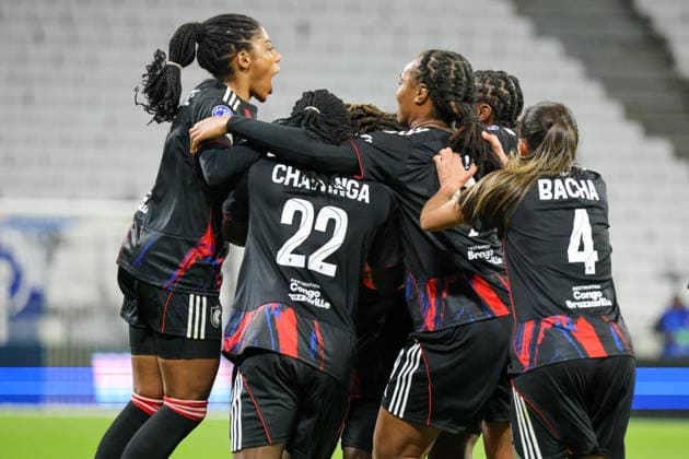 Lyon, Frankreich: 02. April 2026 - UEFA Women™s Champions League - Viertelfinale - Rückspiel - OL Lyonnes vs. VfL Wolfsburg Frauen Im Bild: Torschützin Melchie Dumornay (OL Lyonnes), verdeckt im Bild, macht das Tor zum 2:0 für Lyon und jubelt mit ihren Mannschaftskolleginnen Copyright: HMBxMedia MadeleinexFantini