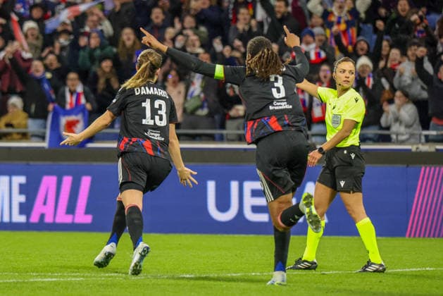 Lyon, Frankreich: 02. April 2026 - UEFA Women™s Champions League - Viertelfinale - Rückspiel - OL Lyonnes vs. VfL Wolfsburg Frauen Im Bild: v.li. Torschützin Damaris Egurrola (OL Lyonnes) macht das Tor zum 3:0 für Lyon und jubelt mit Wendie Renard (OL Lyonnes) Copyright: HMBxMedia MadeleinexFantini