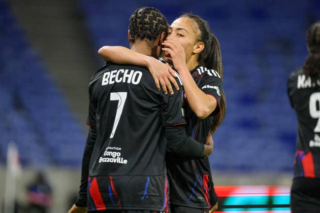Lyon, Frankreich: 02. April 2026 - UEFA Women™s Champions League - Viertelfinale - Rückspiel - OL Lyonnes vs. VfL Wolfsburg Frauen Im Bild: v.li. die Zweite Selma Bacha (OL Lyonnes) flüstert Vicki Becho (OL Lyonnes) etwas ins Ohr Copyright: HMBxMedia MadeleinexFantini