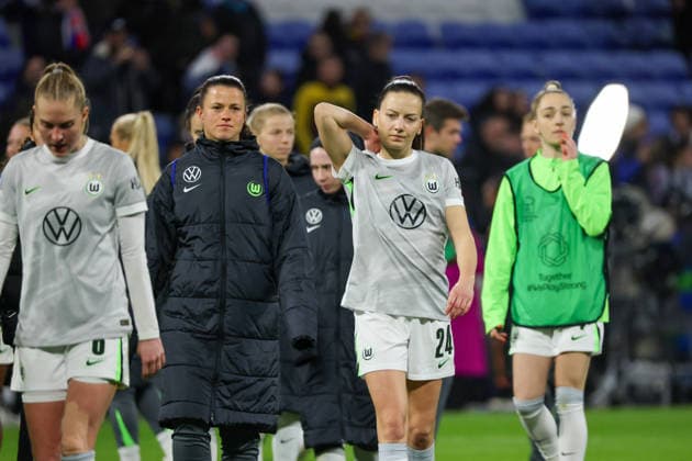 Lyon, Frankreich: 02. April 2026 - UEFA Women™s Champions League - Viertelfinale - Rückspiel - OL Lyonnes vs. VfL Wolfsburg Frauen Im Bild: v.li. Torhüterin Martina TufekoviÄ‡ (VfL) und Joelle Wedemeyer (VfL) enttäuscht nach der Niederlage gegen Olympique Lyon und durch das Ausscheiden aus der UEFA Women™s Champions League Copyright: HMBxMedia MadeleinexFantini