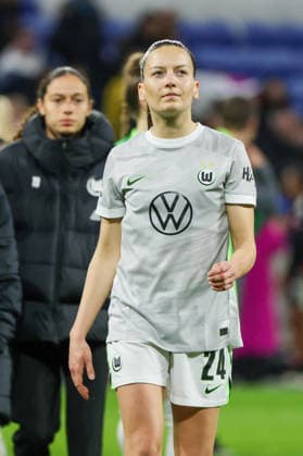 Lyon, Frankreich: 02. April 2026 - UEFA Women™s Champions League - Viertelfinale - Rückspiel - OL Lyonnes vs. VfL Wolfsburg Frauen Im Bild: Joelle Wedemeyer (VfL) enttäuscht nach der Niederlage gegen Olympique Lyon und durch das Ausscheiden aus der UEFA Women™s Champions League Copyright: HMBxMedia MadeleinexFantini