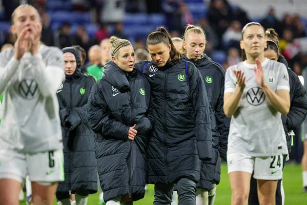 Lyon, Frankreich: 02. April 2026 - UEFA Women™s Champions League - Viertelfinale - Rückspiel - OL Lyonnes vs. VfL Wolfsburg Frauen Im Bild: v.li. Svenja Huth (VfL) und Torhüterin Martina Tufekovic (VfL) enttäuscht nach der Niederlage gegen Olympique Lyon und durch das Ausscheiden aus der UEFA Women™s Champions League Copyright: HMBxMedia MadeleinexFantini