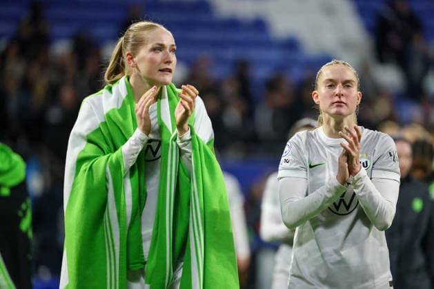 Lyon, Frankreich: 02. April 2026 - UEFA Women™s Champions League - Viertelfinale - Rückspiel - OL Lyonnes vs. VfL Wolfsburg Frauen Im Bild: v.li. Camilla Küver Kuever (VfL) und Janina Minge (VfL) enttäuscht nach der Niederlage gegen Olympique Lyon und durch das Ausscheiden aus der UEFA Women™s Champions League Copyright: HMBxMedia MadeleinexFantini