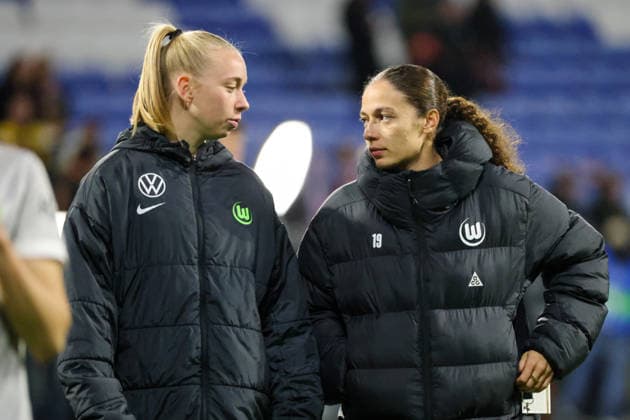 Lyon, Frankreich: 02. April 2026 - UEFA Women™s Champions League - Viertelfinale - Rückspiel - OL Lyonnes vs. VfL Wolfsburg Frauen Im Bild: v.li. Ella Peddemors (VfL) und Kessya Bussy (VfL) enttäuscht nach der Niederlage gegen Olympique Lyon und durch das Ausscheiden aus der UEFA Women™s Champions League Copyright: HMBxMedia MadeleinexFantini