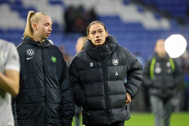 Lyon, Frankreich: 02. April 2026 - UEFA Women™s Champions League - Viertelfinale - Rückspiel - OL Lyonnes vs. VfL Wolfsburg Frauen Im Bild: v.li. Ella Peddemors (VfL) und Kessya Bussy (VfL) enttäuscht nach der Niederlage gegen Olympique Lyon und durch das Ausscheiden aus der UEFA Women™s Champions League Copyright: HMBxMedia MadeleinexFantini