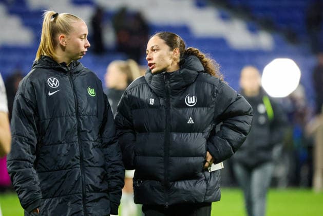 Lyon, Frankreich: 02. April 2026 - UEFA Women™s Champions League - Viertelfinale - Rückspiel - OL Lyonnes vs. VfL Wolfsburg Frauen Im Bild: v.li. Ella Peddemors (VfL) und Kessya Bussy (VfL) enttäuscht nach der Niederlage gegen Olympique Lyon und durch das Ausscheiden aus der UEFA Women™s Champions League Copyright: HMBxMedia MadeleinexFantini