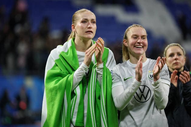 Lyon, Frankreich: 02. April 2026 - UEFA Women™s Champions League - Viertelfinale - Rückspiel - OL Lyonnes vs. VfL Wolfsburg Frauen Im Bild: v.li. Camilla Küver Kuever (VfL) und Janina Minge (VfL) nach der Niederlage gegen Olympique Lyon und durch das Ausscheiden aus der UEFA Women™s Champions League Copyright: HMBxMedia MadeleinexFantini