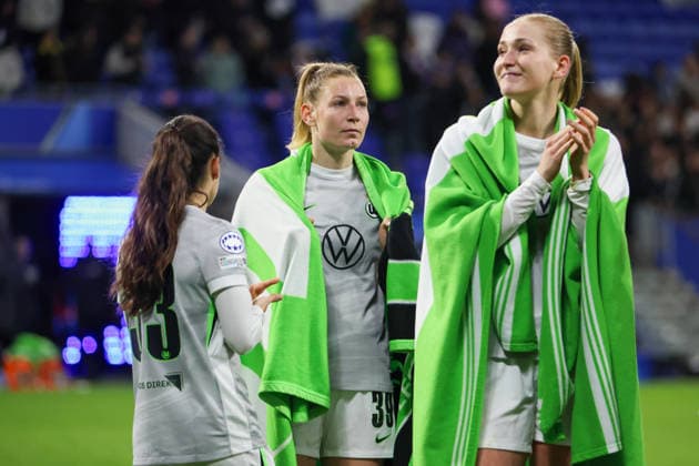 Lyon, Frankreich: 02. April 2026 - UEFA Women™s Champions League - Viertelfinale - Rückspiel - OL Lyonnes vs. VfL Wolfsburg Frauen Im Bild: v.li. die Zweite Sarai Linder (VfL) und Camilla Küver Kuever (VfL) enttäuscht nach der Niederlage gegen Olympique Lyon und durch das Ausscheiden aus der UEFA Women™s Champions League Copyright: HMBxMedia MadeleinexFantini