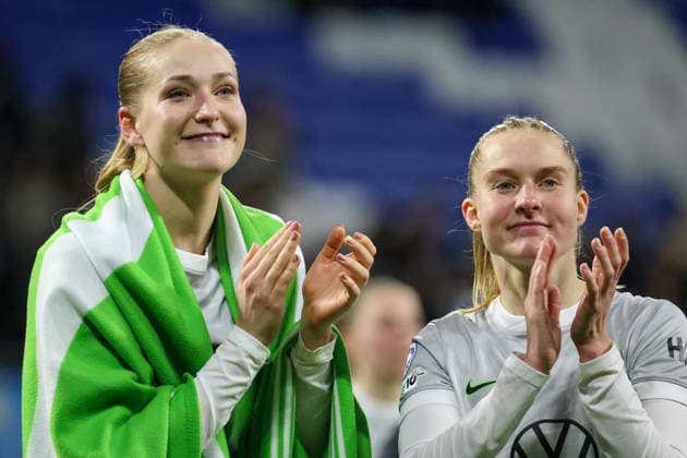 Lyon, Frankreich: 02. April 2026 - UEFA Women™s Champions League - Viertelfinale - Rückspiel - OL Lyonnes vs. VfL Wolfsburg Frauen Im Bild: v.li. Camilla Küver Kuever (VfL) und Janina Minge (VfL) nach der Niederlage gegen Olympique Lyon und durch das Ausscheiden aus der UEFA Women™s Champions League Copyright: HMBxMedia MadeleinexFantini