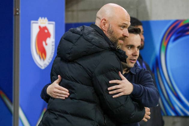 Lyon, Frankreich: 02. April 2026 - UEFA Women™s Champions League - Viertelfinale - Rückspiel - OL Lyonnes vs. VfL Wolfsburg Frauen Im Bild: v.li. Cheftrainer Stephan Lerch (VfL) umarmt Cheftrainer Jonatan Giraldez (OL Lyonnes) vor dem Viertelfinale der UEFA Women™s Champions League Copyright: HMBxMedia MadeleinexFantini
