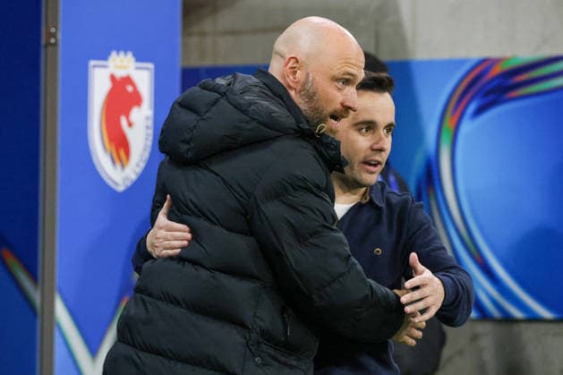 Lyon, Frankreich: 02. April 2026 - UEFA Women™s Champions League - Viertelfinale - Rückspiel - OL Lyonnes vs. VfL Wolfsburg Frauen Im Bild: v.li. Cheftrainer Stephan Lerch (VfL) umarmt Cheftrainer Jonatan Giraldez (OL Lyonnes) vor dem Viertelfinale der UEFA Women™s Champions League Copyright: HMBxMedia MadeleinexFantini