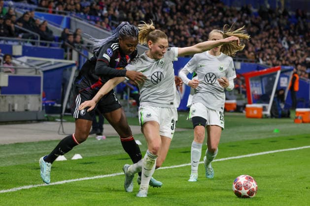 Lyon, Frankreich: 02. April 2026 - UEFA Women™s Champions League - Viertelfinale - Rückspiel - OL Lyonnes vs. VfL Wolfsburg Frauen Im Bild: v.li. im Zweikampf Kadidiatou Diani (OL Lyonnes), Sarai Linder (VfL) und Vivien Endemann (VfL) Copyright: HMBxMedia MadeleinexFantini