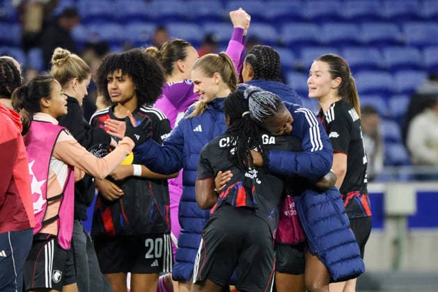 Lyon, Frankreich: 02. April 2026 - UEFA Women™s Champions League - Viertelfinale - Rückspiel - OL Lyonnes vs. VfL Wolfsburg Frauen Im Bild: v.li. Alice Sombath (OL Lyonnes) schlägt mit Jule Brand (OL Lyonnes) ein, daneben Lily Yohannes (OL Lyonnes), Tabitha Chawinga (OL Lyonnes) und Kadidiatou Diani (OL Lyonnes) beim Abschlussjubel nach dem Sieg gegen Wolfsburg und wegen des Einzugs ins Halbfinale der UEFA Women™s Champions League Copyright: HMBxMedia MadeleinexFantini