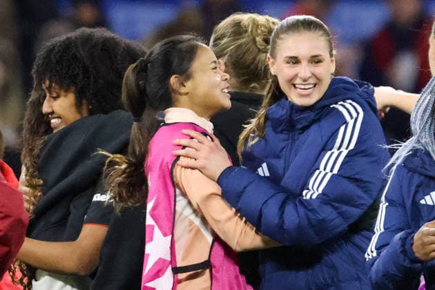 Lyon, Frankreich: 02. April 2026 - UEFA Women™s Champions League - Viertelfinale - Rückspiel - OL Lyonnes vs. VfL Wolfsburg Frauen Im Bild: v.li. Lily Yohannes (OL Lyonnes), Alice Sombath (OL Lyonnes) und Jule Brand (OL Lyonnes) beim Abschlussjubel nach dem Sieg gegen Wolfsburg und wegen des Einzugs ins Halbfinale der UEFA Women™s Champions League Copyright: HMBxMedia MadeleinexFantini