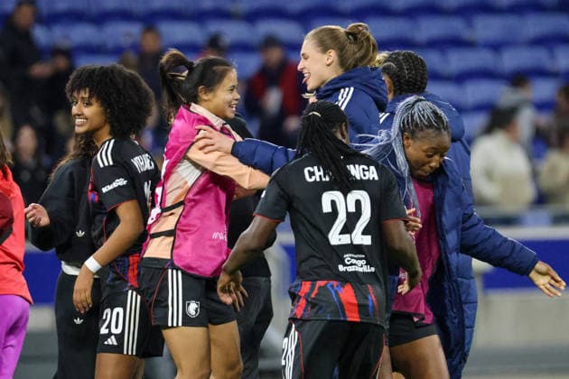 Lyon, Frankreich: 02. April 2026 - UEFA Women™s Champions League - Viertelfinale - Rückspiel - OL Lyonnes vs. VfL Wolfsburg Frauen Im Bild: v.li. Lily Yohannes (OL Lyonnes), Alice Sombath (OL Lyonnes), Jule Brand (OL Lyonnes), Tabitha Chawinga (OL Lyonnes) und Kadidiatou Diani (OL Lyonnes) beim Abschlussjubel nach dem Sieg gegen Wolfsburg und wegen des Einzugs ins Halbfinale der UEFA Women™s Champions League Copyright: HMBxMedia MadeleinexFantini