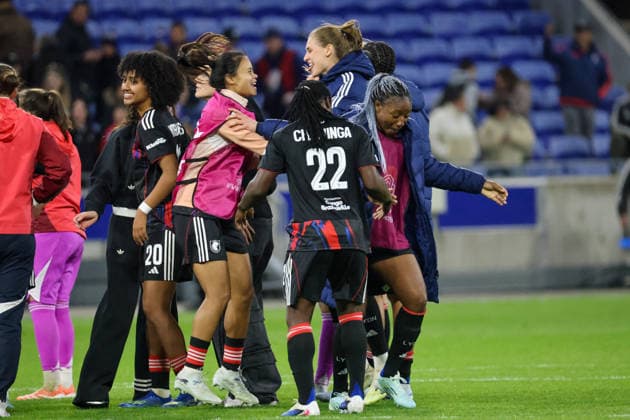 Lyon, Frankreich: 02. April 2026 - UEFA Women™s Champions League - Viertelfinale - Rückspiel - OL Lyonnes vs. VfL Wolfsburg Frauen Im Bild: v.li. Lily Yohannes (OL Lyonnes), Alice Sombath (OL Lyonnes), Jule Brand (OL Lyonnes), Tabitha Chawinga (OL Lyonnes) und Kadidiatou Diani (OL Lyonnes) beim Abschlussjubel nach dem Sieg gegen Wolfsburg und wegen des Einzugs ins Halbfinale der UEFA Women™s Champions League Copyright: HMBxMedia MadeleinexFantini