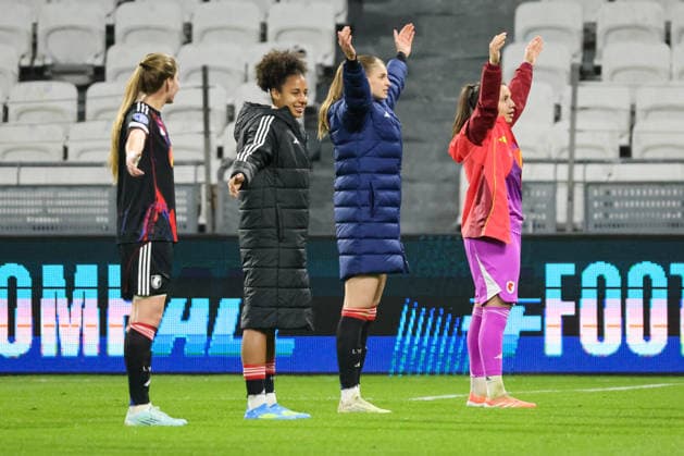 Lyon, Frankreich: 02. April 2026 - UEFA Women™s Champions League - Viertelfinale - Rückspiel - OL Lyonnes vs. VfL Wolfsburg Frauen Im Bild: v.li. die Dritte Jule Brand (OL Lyonnes) und ihre Mannschaftskolleginnen beim Abschlussjubel nach dem Sieg gegen Wolfsburg und wegen des Einzugs ins Halbfinale der UEFA Women™s Champions League Copyright: HMBxMedia MadeleinexFantini