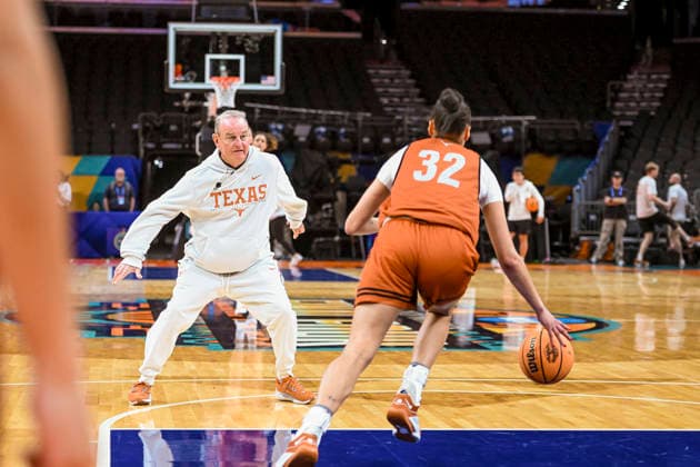 NCAA, College League, USA Final Four Basketball: Texas Longhorns at UCLA Bruins Texas Longhorns head coach Vic Schaefer attempts to guard forward Teya Sidberry (32) during an open NCAA Final Four practice at the Mortgage Matchup Center on April 2, 2026 in Phoenix Arizona. (Thomas Fernandez Image of Phoenix Arizona United States EDITORIAL USE ONLY Copyright: xImagexofxSportx ThomasxFernandezx iosphotos403632