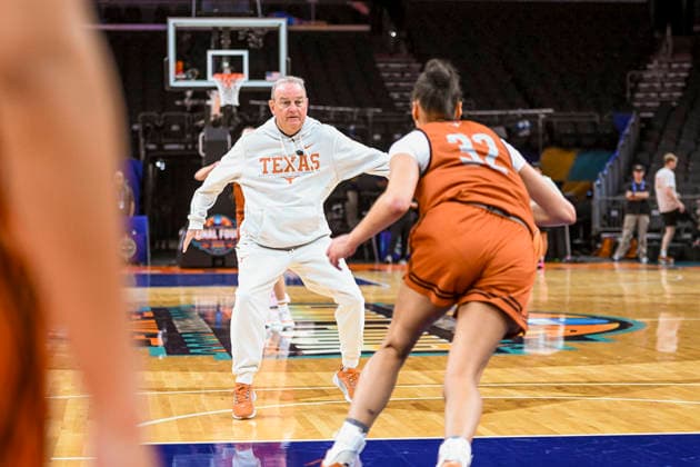 NCAA, College League, USA Final Four Basketball: Texas Longhorns at UCLA Bruins Texas Longhorns head coach Vic Schaefer attempts to guard forward Teya Sidberry (32) during an open NCAA Final Four practice at the Mortgage Matchup Center on April 2, 2026 in Phoenix Arizona. (Thomas Fernandez Image of Phoenix Arizona United States EDITORIAL USE ONLY Copyright: xImagexofxSportx ThomasxFernandezx iosphotos403636