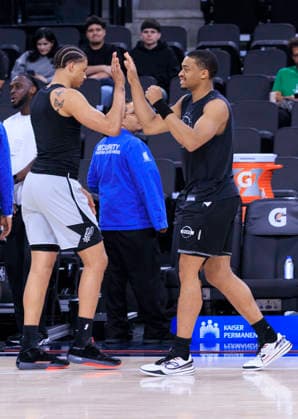 April 2, 2026, Inglewood, California, USA: Carter Bryant 11 and Keldon Johnson 3 of the San Antonio Spurs high five during warm ups prior to their regular season NBA, Basketball Herren, USA game against the Los Angeles Clippers on ThursdayApril 2, 2026 at Intuit Dome in Inglewood, California. ARIANA RUIZ PI Inglewood USA - ZUMAp124 20260402_zaa_p124_004 Copyright: xArianaxRuizx