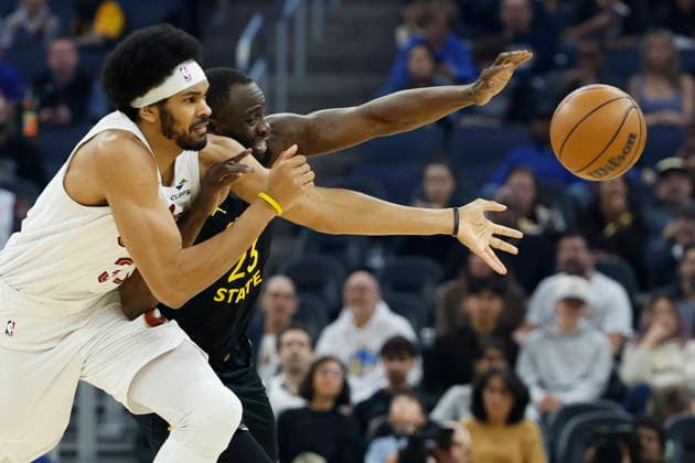 NBA, Basketball Herren, USA - Cleveland Cavaliers at Golden State Warriors Golden State Warriors forward Draymond Green (R) and Cleveland Cavaliers center Jarrett Allen (L) reach for a loose ball during the first half of the NBA game between the Cleveland Cavaliers and the Golden State Warriors in San Francisco, California, USA, 02 April 2026. SAN FRANCISCO CALIFORNIA United States  Copyright: xJOHNxG.xMABANGLOx
