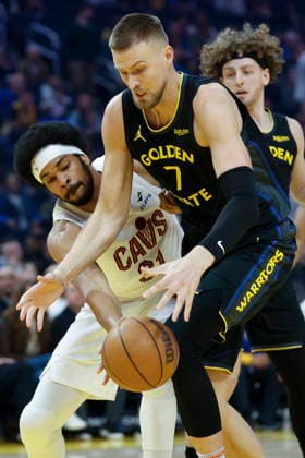 NBA, Basketball Herren, USA - Cleveland Cavaliers at Golden State Warriors Golden State Warriors forward center Kristaps PorziÅÜÄ£is (C) and Cleveland Cavaliers center Jarrett Allen (L) reach for a loose ball during the first half of the NBA game between the Cleveland Cavaliers and the Golden State Warriors in San Francisco, California, USA, 02 April 2026. SAN FRANCISCO CALIFORNIA United States  Copyright: xJOHNxG.xMABANGLOx