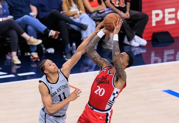 April 2, 2026, Inglewood, California, USA: Derrick Jones Jr. 5 of the Los Angeles Clippers puts up a shot over Carter Bryant 11 of the San Antonio Spurs during a 2026 NBA, Basketball Herren, USA regular season game on Thursday April 2, 2026 at Intuit Dome Arena in Inglewood, California. JAVIER ROJAS PI Inglewood USA - ZUMAp124 20260402_zaa_p124_016 Copyright: xJavierxRojasx