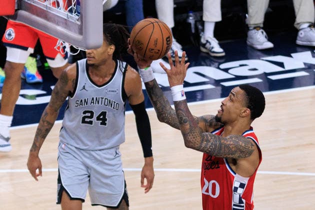 April 2, 2026, Inglewood, California, USA: John Collins 20 of the Los Angeles Clippers puts up a layup during a 2026 NBA, Basketball Herren, USA regular season game against the San Antonio Spurs on Thursday April 2, 2026 at Intuit Dome Arena in Inglewood, California. JAVIER ROJAS PI Inglewood USA - ZUMAp124 20260402_zaa_p124_017 Copyright: xJavierxRojasx