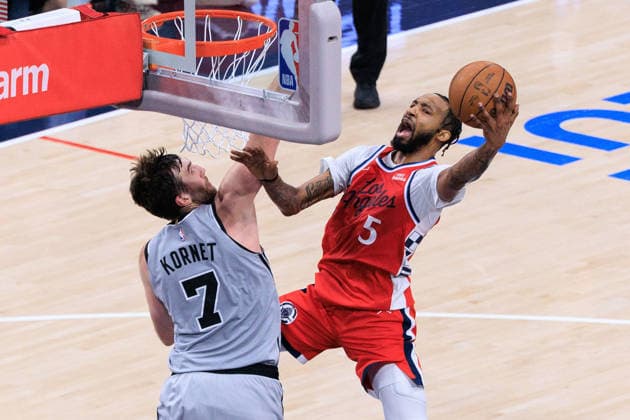 April 2, 2026, Inglewood, California, USA: Derrick Jones Jr. 5 of the Los Angeles Clippers puts up a shot over Luke Kornet 7 of the San Antonio Spurs during a 2026 NBA, Basketball Herren, USA regular season game on Thursday April 2, 2026 at Intuit Dome Arena in Inglewood, California. JAVIER ROJAS PI Inglewood USA - ZUMAp124 20260402_zaa_p124_019 Copyright: xJavierxRojasx