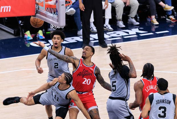 April 2, 2026, Inglewood, California, USA: John Collins 20 of the Los Angeles Clippers puts up a layup over Carter Bryant 11 of the San Antonio Spurs during a 2026 NBA, Basketball Herren, USA regular season game on Thursday April 2, 2026 at Intuit Dome Arena in Inglewood, California. JAVIER ROJAS PI Clippers Vs. Spurs  - ZUMAp124 20260402_zaa_p124_015 Copyright: xJavierxRojasx
