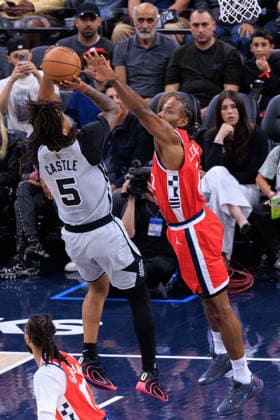 April 2, 2026, Inglewood, California, USA: Kawhi Leonard 2 of the Los Angeles Clippers tries to block a shot by Stephon Castle 5 of the San Antonio Spurs during a 2026 NBA, Basketball Herren, USA regular season game on Thursday April 2, 2026 at Intuit Dome Arena in Inglewood, California. JAVIER ROJAS PI Clippers Vs. Spurs  - ZUMAp124 20260402_zaa_p124_011 Copyright: xJavierxRojasx
