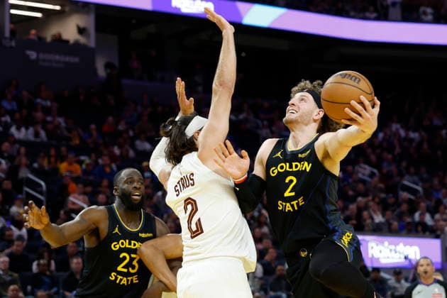 NBA, Basketball Herren, USA - Cleveland Cavaliers at Golden State Warriors Golden State Warriors guard Brandin Podziemski (R) goes to the basket as Cleveland Cavaliers guard forward Max Strus (C) defends during the second half of the NBA game between the Cleveland Cavaliers and the Golden State Warriors in San Francisco, California, USA, 02 April 2026. SAN FRANCISCO CALIFORNIA United States  Copyright: xJOHNxG.xMABANGLOx