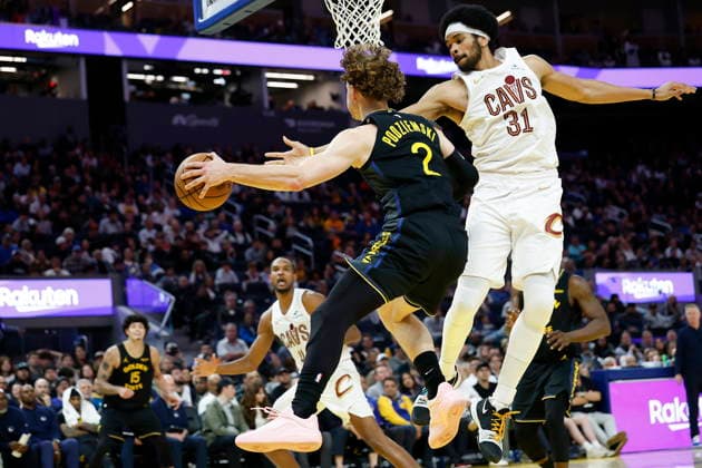NBA, Basketball Herren, USA - Cleveland Cavaliers at Golden State Warriors Golden State Warriors guard Brandin Podziemski (2-R) passes the ball as Cleveland Cavaliers center Jarrett Allen (R) defends during the second half of the NBA game between the Cleveland Cavaliers and the Golden State Warriors in San Francisco, California, USA, 02 April 2026. SAN FRANCISCO CALIFORNIA United States  Copyright: xJOHNxG.xMABANGLOx