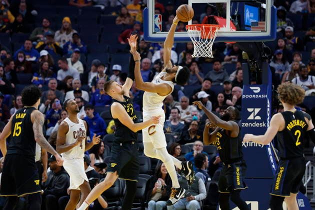 NBA, Basketball Herren, USA - Cleveland Cavaliers at Golden State Warriors Cleveland Cavaliers center Jarrett Allen (C) in action against Golden State Warriors forward center Kristaps Porzingis (C-L) during the second half of the NBA game between the Cleveland Cavaliers and the Golden State Warriors in San Francisco, California, USA, 02 April 2026. SAN FRANCISCO CALIFORNIA United States  Copyright: xJOHNxG.xMABANGLOx
