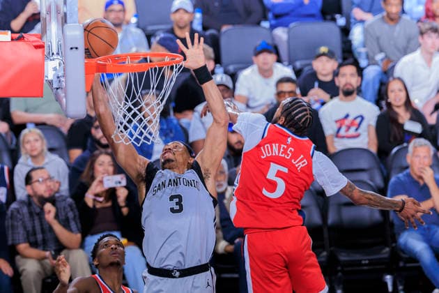 April 2, 2026, Inglewood, California, USA: Derrick Jones Jr. 5 of the Los Angeles Clippers attempts to block Keldon Johnson 3 of the San Antonio Spurs during their regular season NBA, Basketball Herren, USA game on Thursday April 2, 2026 at Intuit Dome in Inglewood, California. Clippers lose to Spurs, 99-118. ARIANA RUIZ PI Inglewood USA - ZUMAp124 20260402_zaa_p124_040 Copyright: xArianaxRuizx