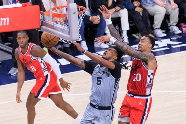 April 2, 2026, Inglewood, California, USA: John Collins 20 of the Los Angeles Clippers commits a foul against Stephon Castle 5 of the San Antonio Spurs during their regular season NBA, Basketball Herren, USA game on Thursday April 2, 2026 at Intuit Dome in Inglewood, California. Clippers lose to Spurs, 99-118. ARIANA RUIZ PI Inglewood USA - ZUMAp124 20260402_zaa_p124_054 Copyright: xArianaxRuizx