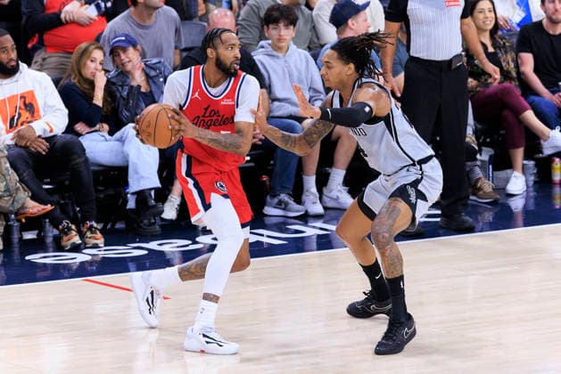 April 2, 2026, Inglewood, California, USA: Devin Vassell 24 of the San Antonio Spurs guards Derrick Jones Jr. 5 of the Los Angeles Clippers during their regular season NBA, Basketball Herren, USA game on Thursday April 2, 2026 at Intuit Dome in Inglewood, California. Clippers lose to Spurs, 99-118. ARIANA RUIZ PI Clippers Vs. Spurs  - ZUMAp124 20260402_zaa_p124_063 Copyright: xArianaxRuizx