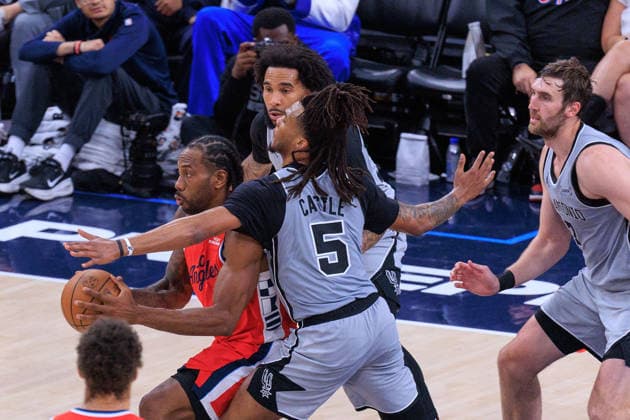 April 2, 2026, Inglewood, California, USA: Stephon Castle 5 of the San Antonio Spurs guards against Kawhi Leonard 2 of the LA Clippers during a 2026 NBA, Basketball Herren, USA regular season game on Thursday April 2, 2026 at Intuit Dome Arena in Inglewood, California. Clippers lose to Spurs, 118-99. JAVIER ROJAS PI Clippers Vs. Spurs  - ZUMAp124 20260402_zaa_p124_084 Copyright: xJavierxRojasx