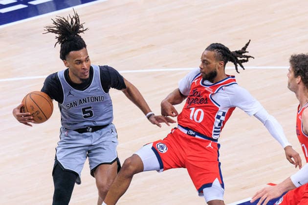 April 2, 2026, Inglewood, California, USA: Stephon Castle 5 of the San Antonio Spurs drives against Darius Garland 10 of the LA Clippers during a 2026 NBA, Basketball Herren, USA regular season game on Thursday April 2, 2026 at Intuit Dome Arena in Inglewood, California. Clippers lose to Spurs, 118-99. JAVIER ROJAS PI Inglewood USA - ZUMAp124 20260402_zaa_p124_087 Copyright: xJavierxRojasx