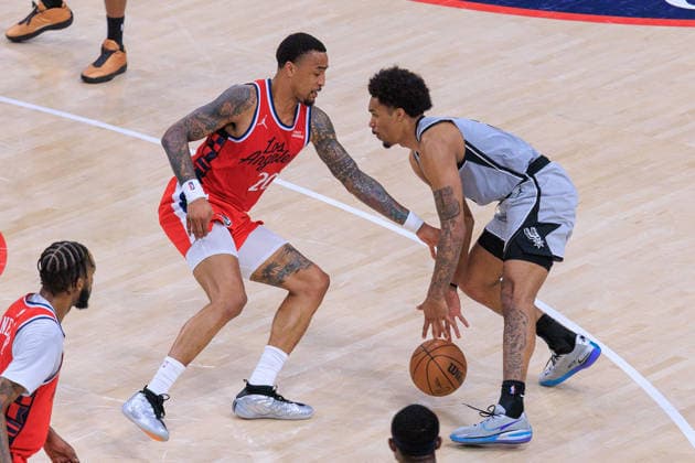 April 2, 2026, Inglewood, California, USA: Dylan Harper 2 of the San Antonio Spurs is guarded by John Collins 20 of the LA Clippers during a 2026 NBA, Basketball Herren, USA regular season game on Thursday April 2, 2026 at Intuit Dome Arena in Inglewood, California. Clippers lose to Spurs, 118-99. JAVIER ROJAS PI Inglewood USA - ZUMAp124 20260402_zaa_p124_098 Copyright: xJavierxRojasx