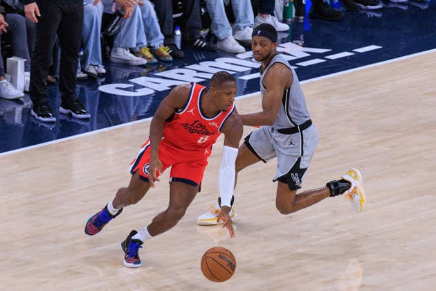 April 2, 2026, Inglewood, California, USA: Harrison Barnes 40 of the San Antonio Spurs guards Kris Dunn 8 of the LA Clippers during a 2026 NBA, Basketball Herren, USA regular season game on Thursday April 2, 2026 at Intuit Dome Arena in Inglewood, California. Clippers lose to Spurs, 118-99. JAVIER ROJAS PI Inglewood USA - ZUMAp124 20260402_zaa_p124_101 Copyright: xJavierxRojasx