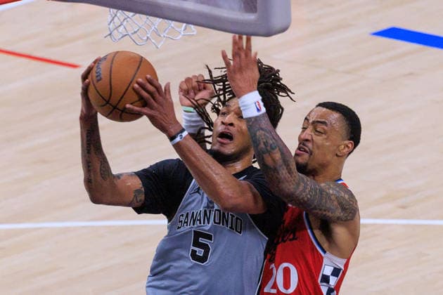 April 2, 2026, Inglewood, California, USA: Stephon Castle 5 of the San Antonio Spurs drives against John Collins 20 of the LA Clippers during a 2026 NBA, Basketball Herren, USA regular season game on Thursday April 2, 2026 at Intuit Dome Arena in Inglewood, California. Clippers lose to Spurs, 118-99. JAVIER ROJAS PI Clippers Vs. Spurs  - ZUMAp124 20260402_zaa_p124_102 Copyright: xJavierxRojasx